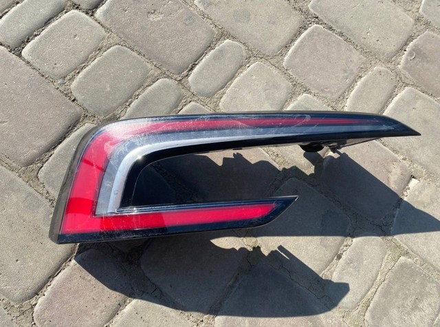 Левый стоп Tesla Model 3