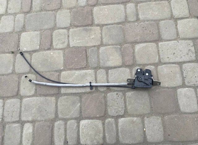 Замок двери багажника Tesla Model X
