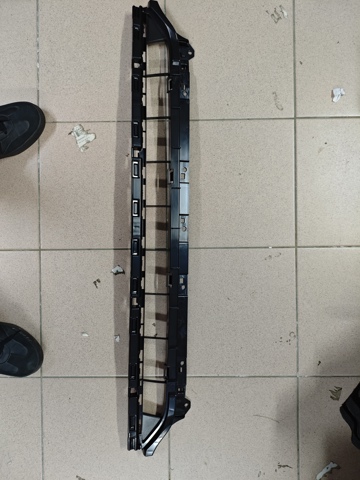Центральная решетка переднего бампера 80A807647C VAG