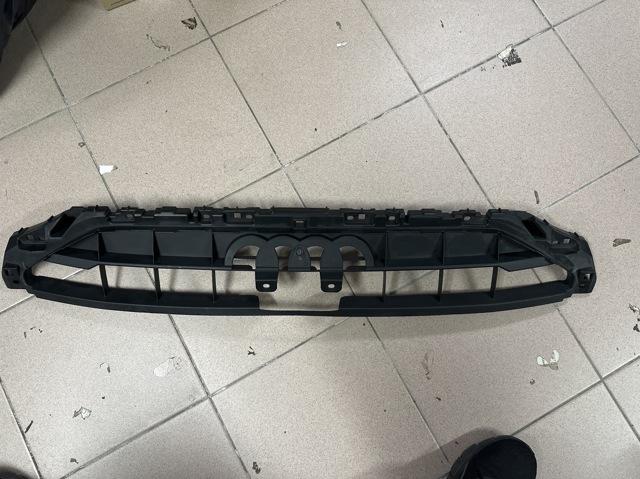 Кронштейн решетки радиатора 8W0807233 VAG