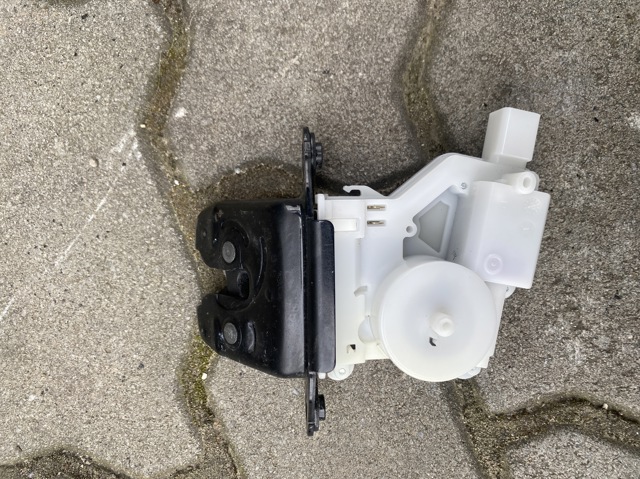 Замок крышки багажника 90502DF30A NISSAN