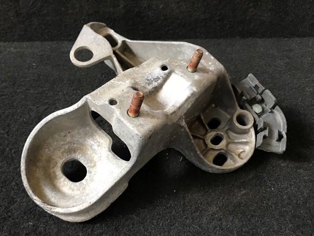 Кронштейн подушки (опоры) двигателя, правой 4B0199352B VAG