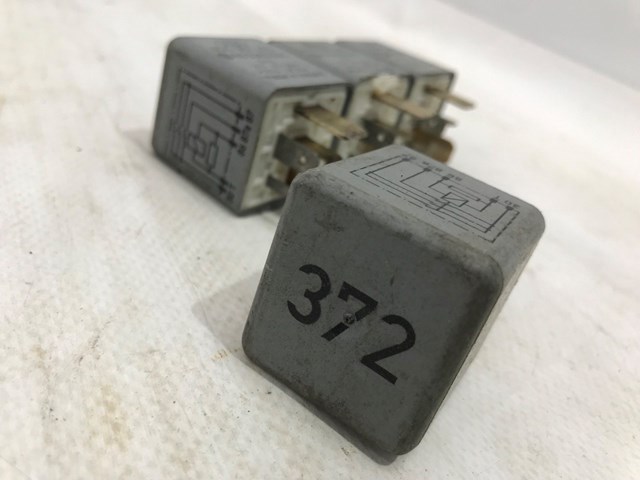VAG 4D0951253 Реле бензонасоса в наличии Киев