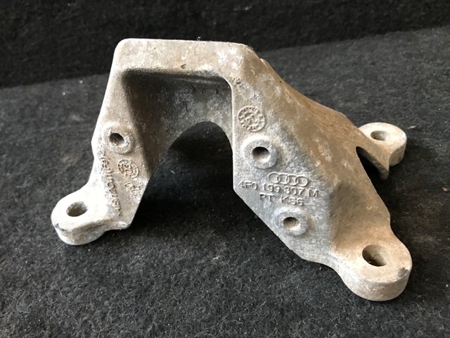 Кронштейн подушки (опоры) двигателя, левой 4F0199307M VAG