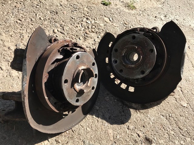7L0505436B Цапфа задняя правая купить Хмельницкий