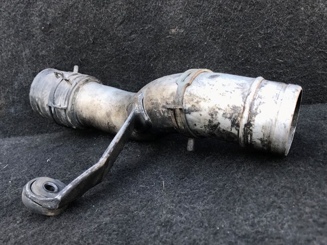 Патрубок воздушный выход воздушного фильтра 7L6129654B VAG