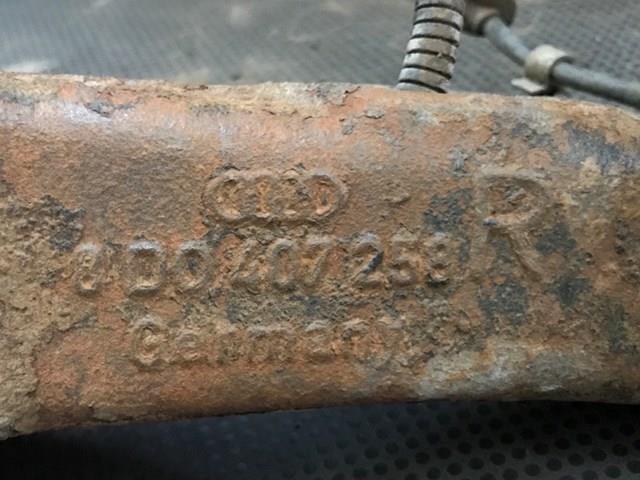 8D0407258R Цапфа (поворотный кулак) передний правый купить Павлоград