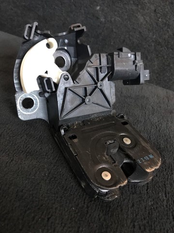 Замок крышки багажника 8P4827505C VAG