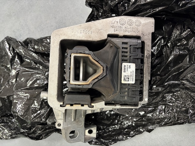 Правая опора ДВС 22118835572 BMW