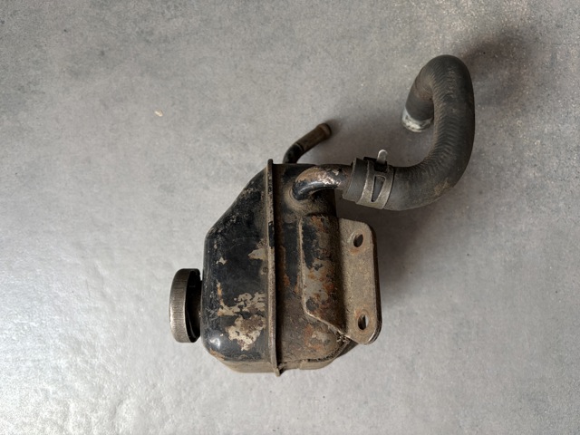 Бачок насоса ГУР MB266670 MITSUBISHI