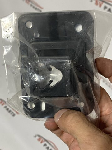 Кронштейн решетки радиатора KB8A50161 MAZDA