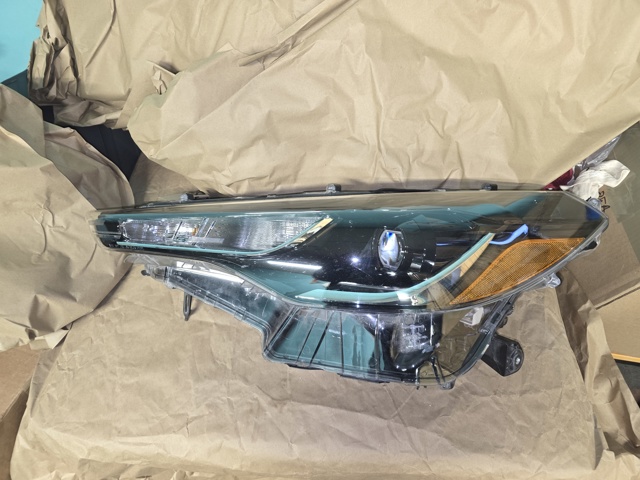 Блок фара левая 811500A230 TOYOTA