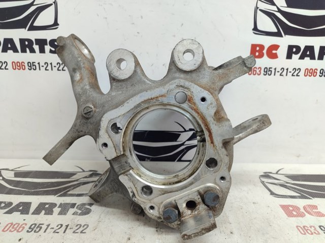 Цапфа поворотная правая 33326796498 BMW