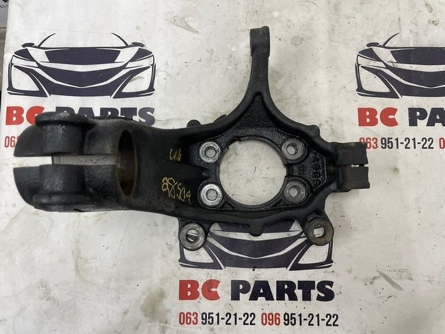 Кулак поворотный передний правый 400144CE0A NISSAN