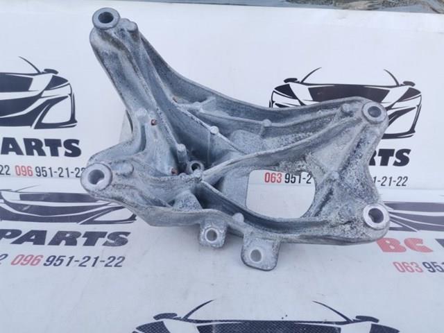 Кронштейн подушки (опоры) двигателя, правой 4M0199308CE VAG