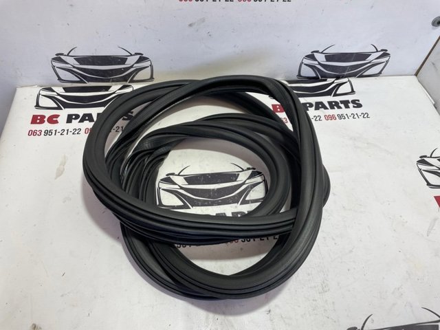 Уплотнитель двери задней, (на кузове) 4M0833721C VAG