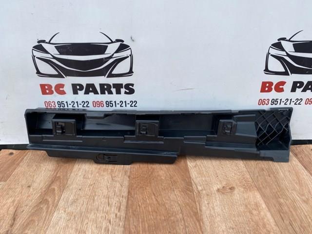 Кронштейн наружной накладки порога правой 51777256920 BMW