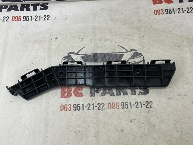 Кронштейн бампера заднего, внешний левый 525760E020 TOYOTA