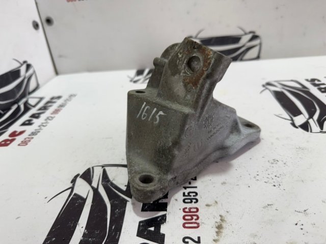 Кронштейн подушки (опоры) двигателя, левой 68252524AA CHRYSLER