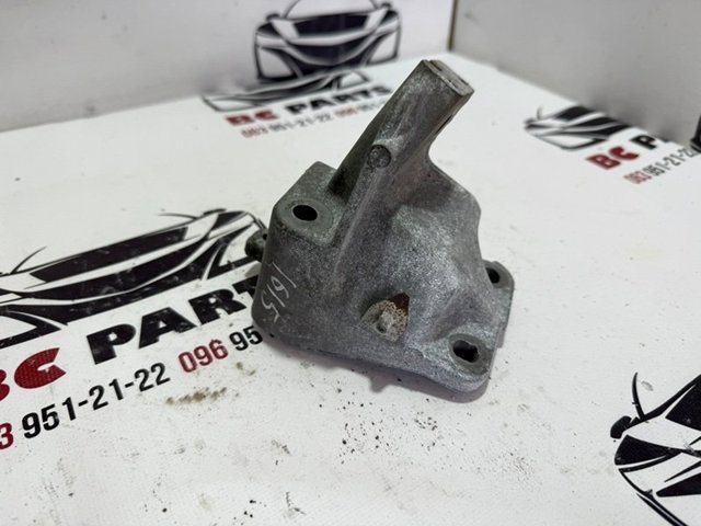Кронштейн подушки (опоры) двигателя, правой 68275984AA CHRYSLER