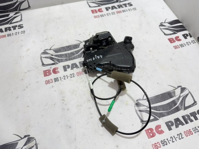 Замок передней пассажирской двери 690300C050 TOYOTA