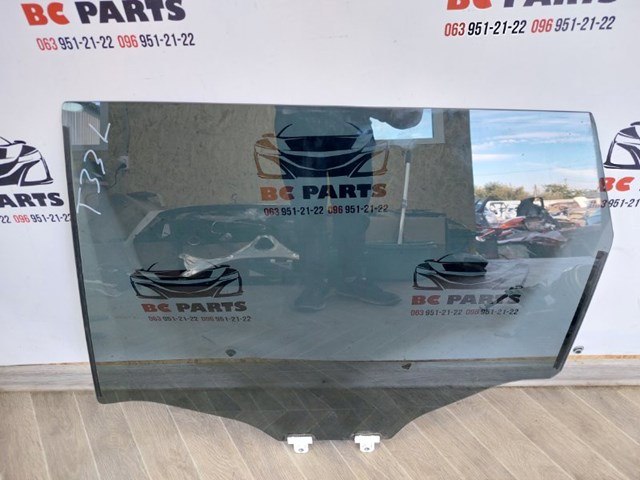 Стекло задней двери, левой 823016RA0C NISSAN