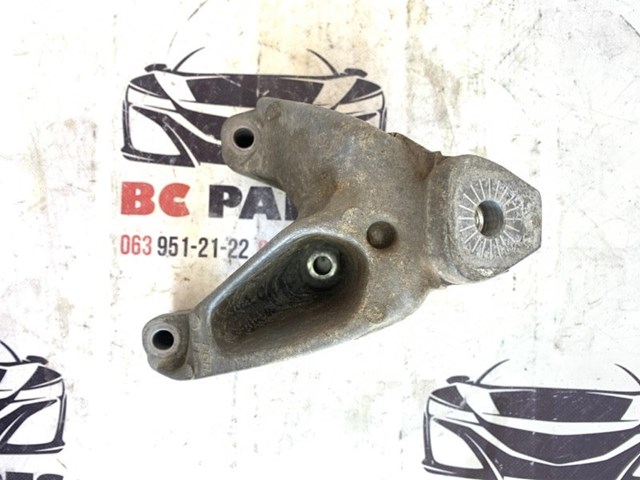 Кронштейн подушки (опоры) двигателя, левой 8K0199307CC VAG