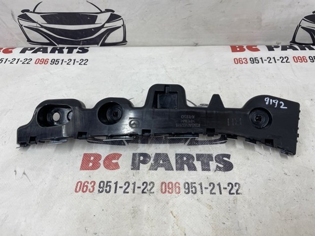 Направляющая заднего бампера, правая KB8A502H1B MAZDA