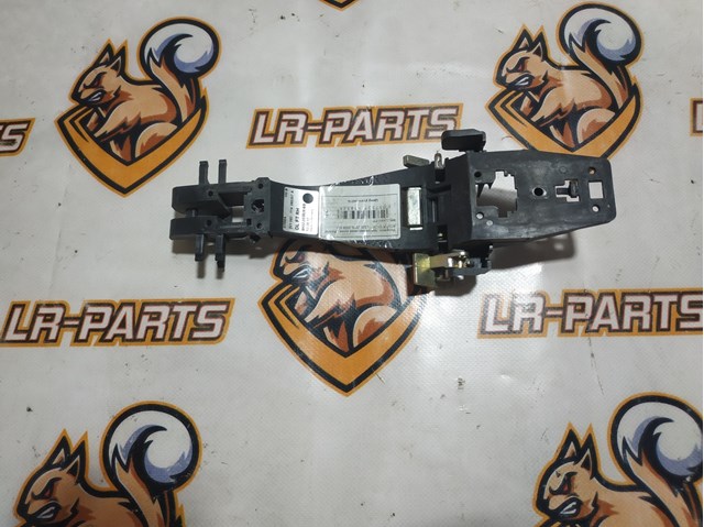 Держатель наружной ручки двери, передней правой LR018297 LAND ROVER