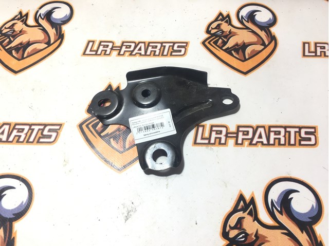 Кронштейн подушки (опоры) двигателя, правой LR024733 LAND ROVER