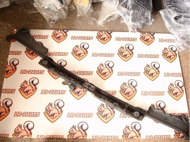 Кронштейн бампера заднего, центральный LR037923 LAND ROVER