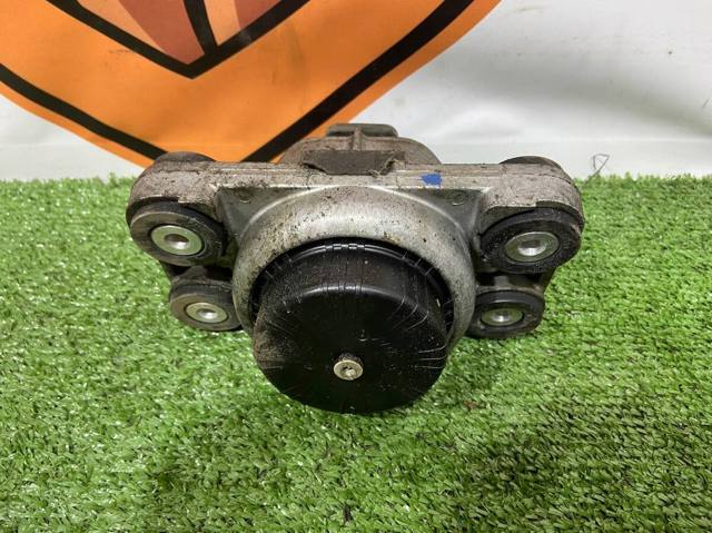 Подушка (опора) двигателя, левая/правая LR057721 LAND ROVER