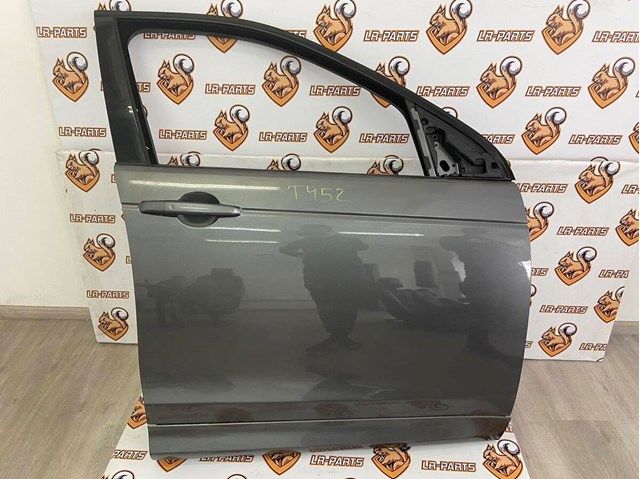 Пассажирская передняя дверь LR061282 LAND ROVER