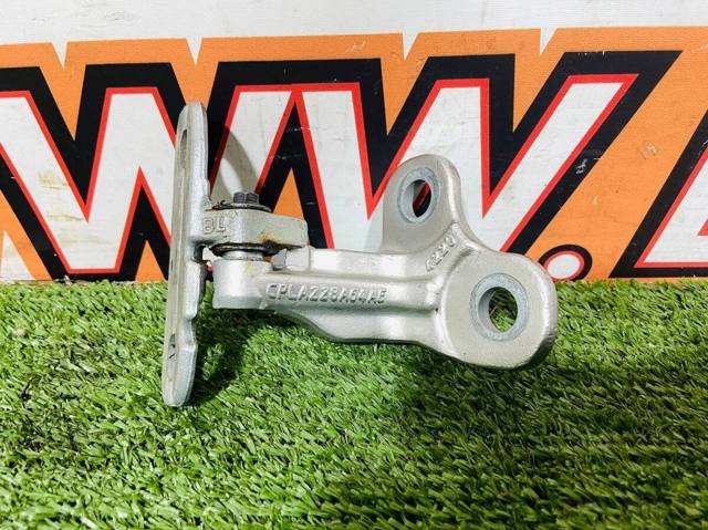 Петля двери передней правой LR073595 LAND ROVER