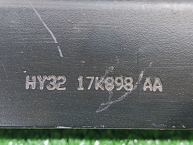 Кронштейн бампера переднего, центральный LR083118 LAND ROVER