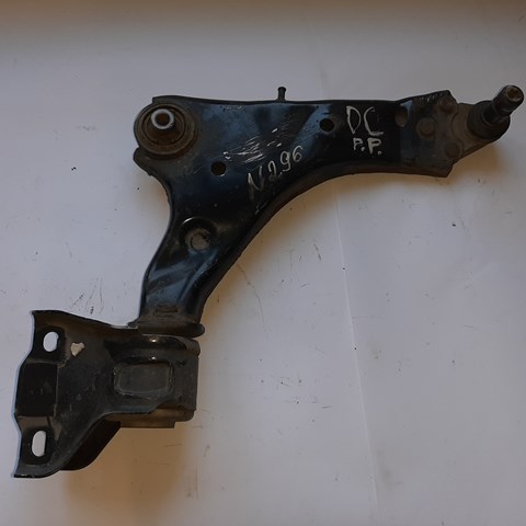 Рычаг передней подвески нижний, правый LR096363 LAND ROVER