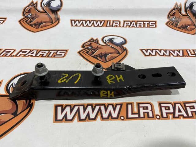 Кронштейн передней балки LR126068 LAND ROVER