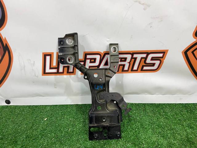 Крепление бампера переднего LR143160 LAND ROVER