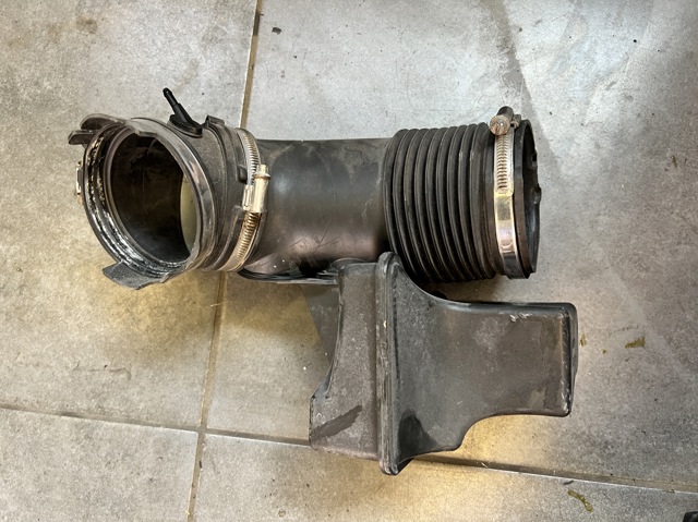 13717536004 BMW Выпускной патрубок воздушного фильтра купить в Украина