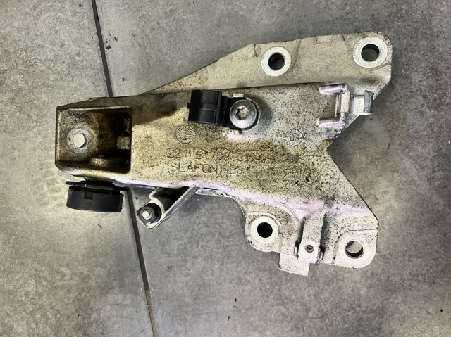 Кронштейн подушки (опоры) двигателя, левой 22116760315 BMW