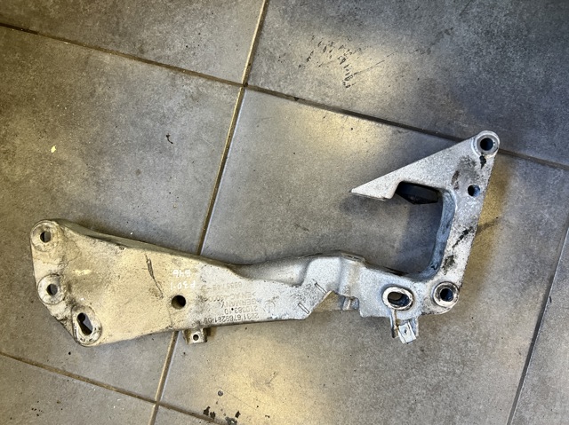 Кронштейн КПП 22116769281 BMW