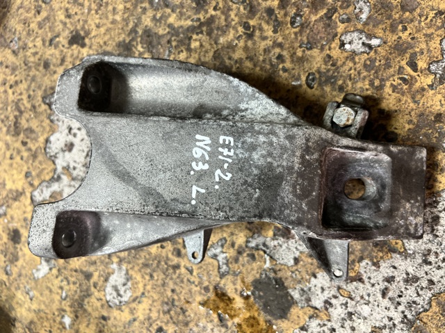 Кронштейн подушки (опоры) двигателя, левой 22116882035 BMW