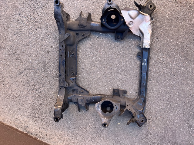 Поперечина передней подвески 31116776763 BMW