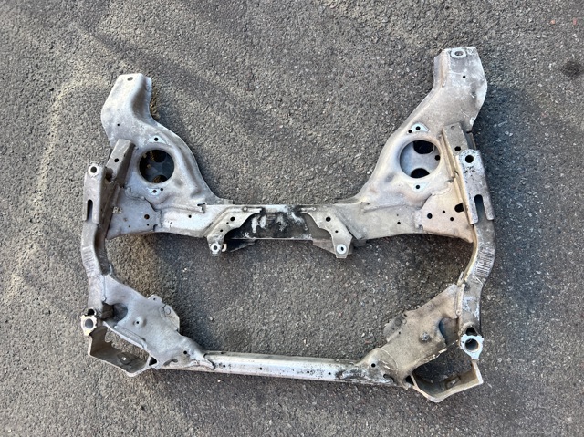 Подрамник передней подвески 31116785639 BMW