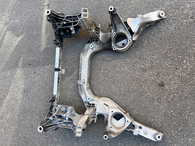 Подрамник передней подвески 31116799321 BMW