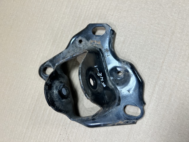 Кронштейн передний заднего продольного рычага 33326851582 BMW