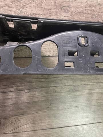 Кронштейн бампера заднего, центральный 51127184766 BMW