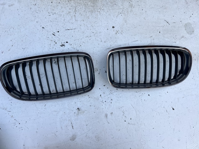 Решетка радиатора правая 51137201968 BMW