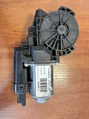 Мотор стеклоподъемника водительской двери 824501H010 HYUNDAI
