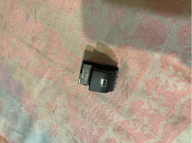 Кнопка подъемника переднего правого стекла 9163527 BMW